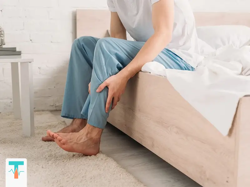 فردی مبتلا به پا درد که نیاز به یافتن علت درد پا از زانو به پایین هنگام خواب دارد|طب لاین شاپ