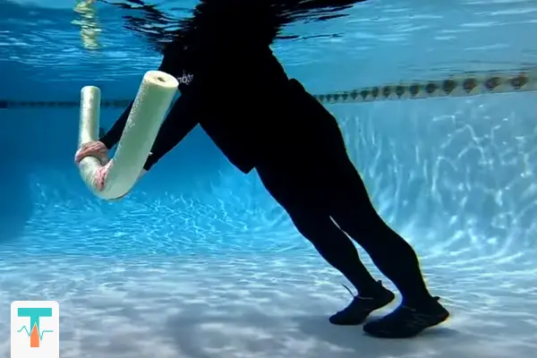 تمرین پلانک در آب موثرترین حرکت آبدرمانی برای تنگی کانال نخاعی